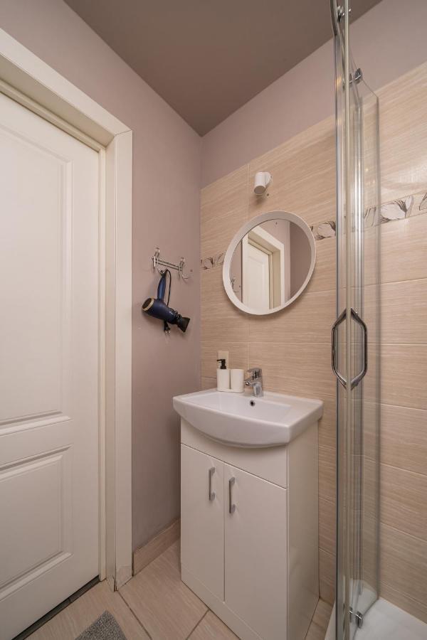 ריגה Stylish Latvian Classic 1-Bedroom Apartment Near City Center, Parks & Public Transport Links מראה חיצוני תמונה