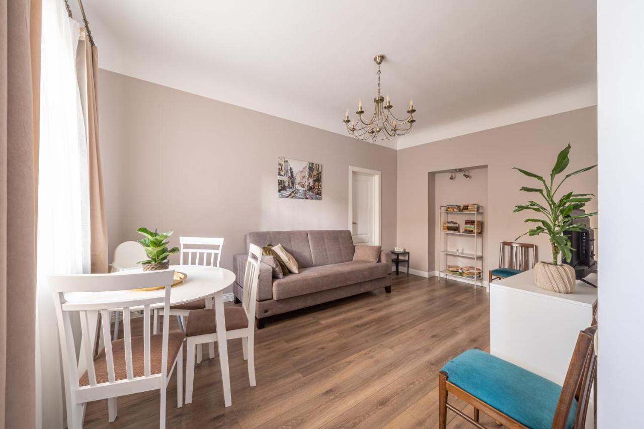 ריגה Stylish Latvian Classic 1-Bedroom Apartment Near City Center, Parks & Public Transport Links מראה חיצוני תמונה